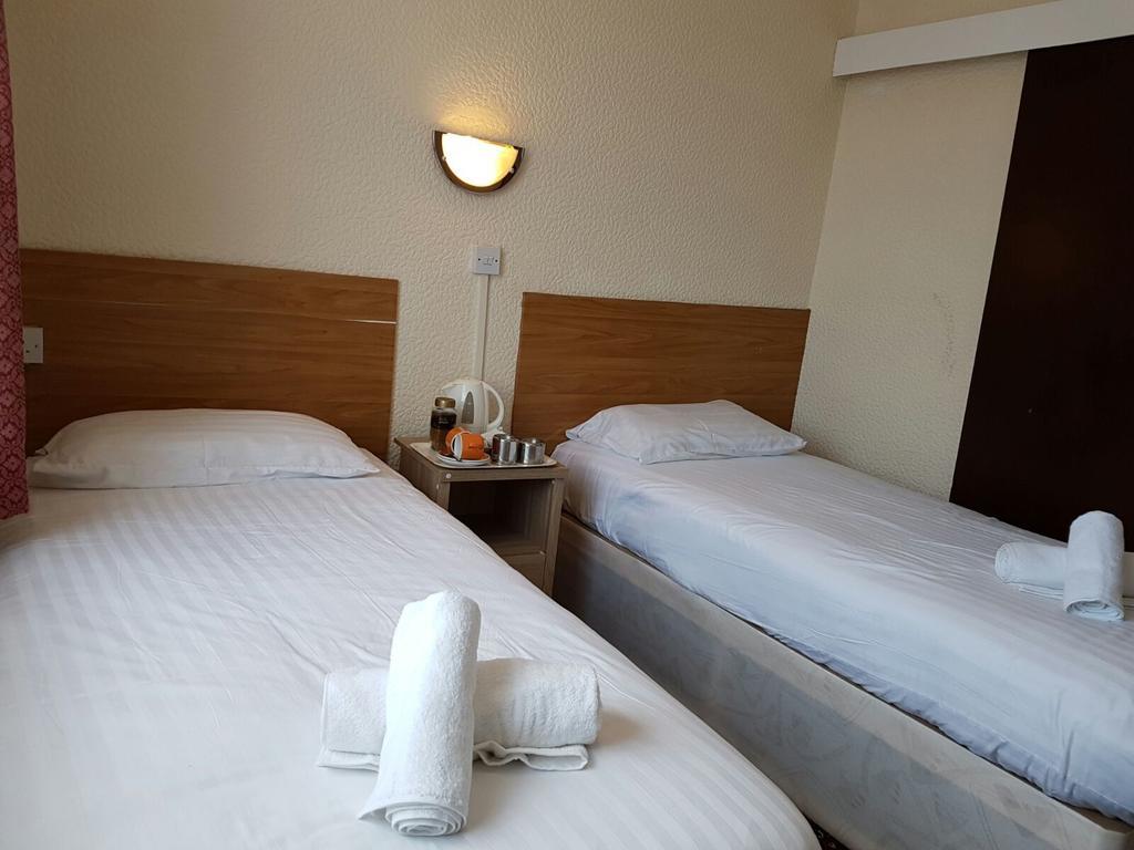 Quarto Clássico com Cama de Casal ou 2 de Solteiro
